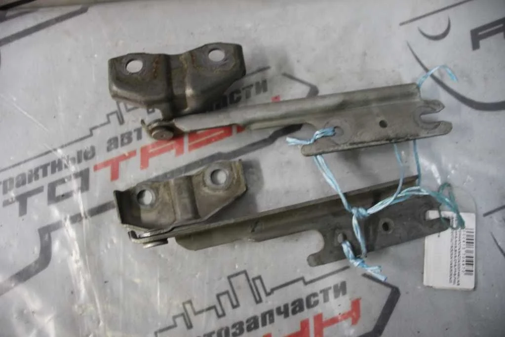 КРОНШТЕЙН КАПОТА MAZDA ПРАВЫЙ B25D52410A