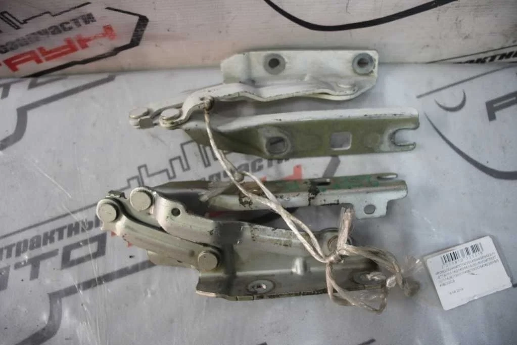 КРОНШТЕЙН КАПОТА VOLKSWAGEN ПРАВЫЙ 1K0823301C