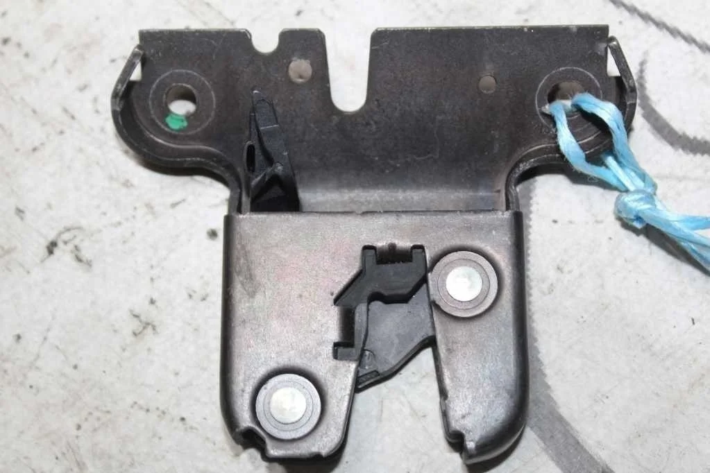 ЗАМОК БАГАЖНИКА AUDI VOLKSWAGEN SEAT 4F5827505D