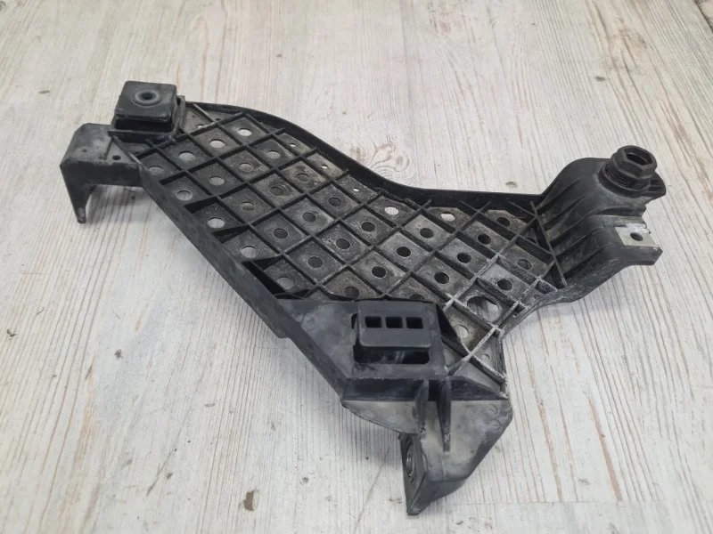 Кронштейн крепления фары Audi Q3 2012-2018 8U