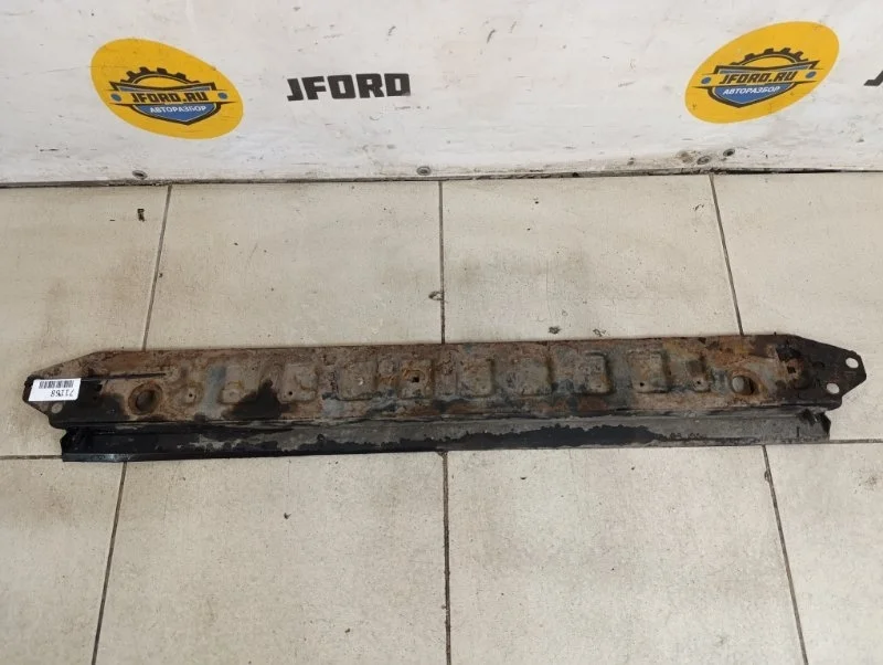 Планка под радиаторы Volvo V70 2008