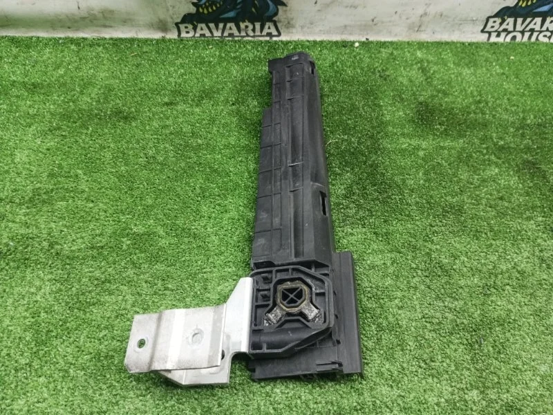 Кронштейн радиатора правый BMW 1 2011 17117600537 F20 N13B16A