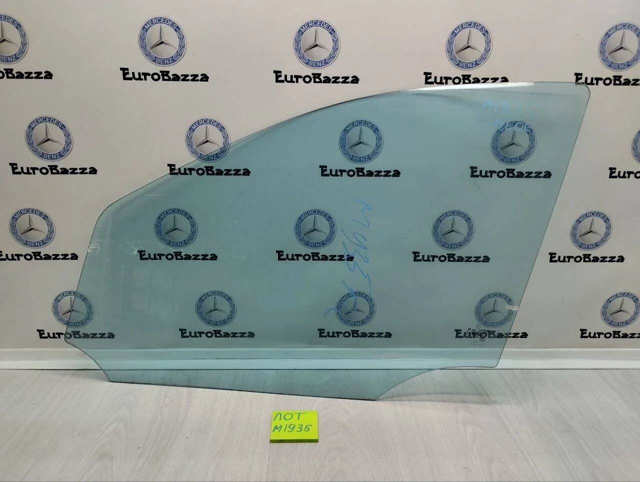 Стекло двери передней левой Mercedes W164