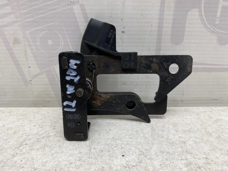 Крюк капота Mercedes-benz 2008 W204