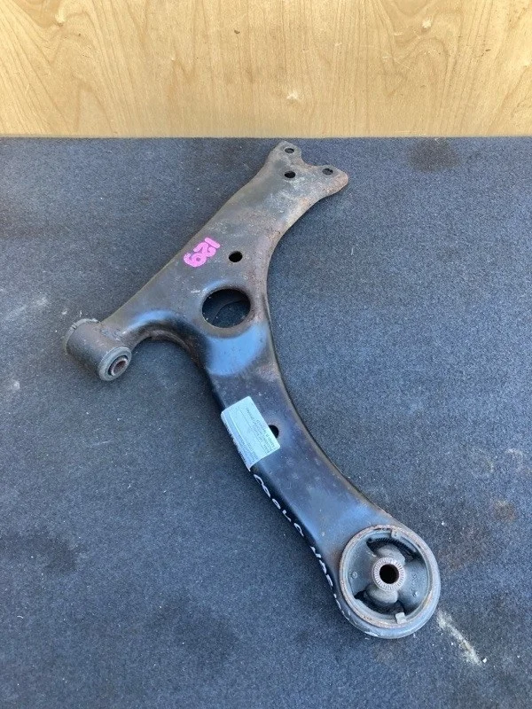 Рычаг Toyota Corolla NZE124, NZE121