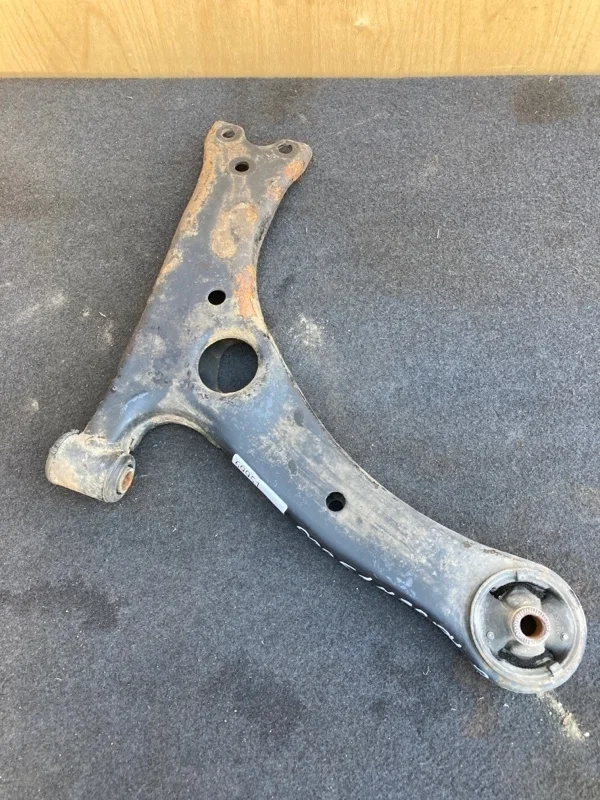 Рычаг Toyota Corolla NZE124, NZE121