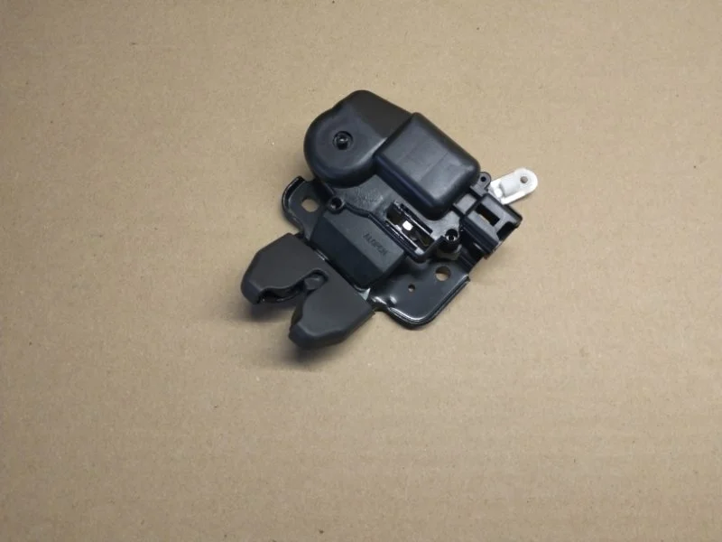 Замок багажника Nissan Tiida Latio C11