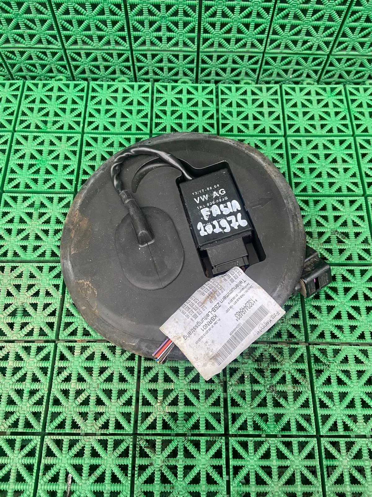 Блок реле управления бензонасосом AUDI A3, SKODA OCTAVIA 1Z, VOLKSWAGEN GOLF 5, PASSAT B6 2005- б/у A3(2004-2013);OCTAVIA 1Z(2004-2012);GOLF 5(2004-2009);GOLF 5+(2005-2014);JETTA 5(2005-2009)