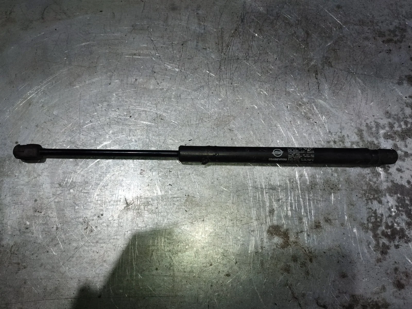 Амортизатор капота SsangYong Kyron 2009 D130