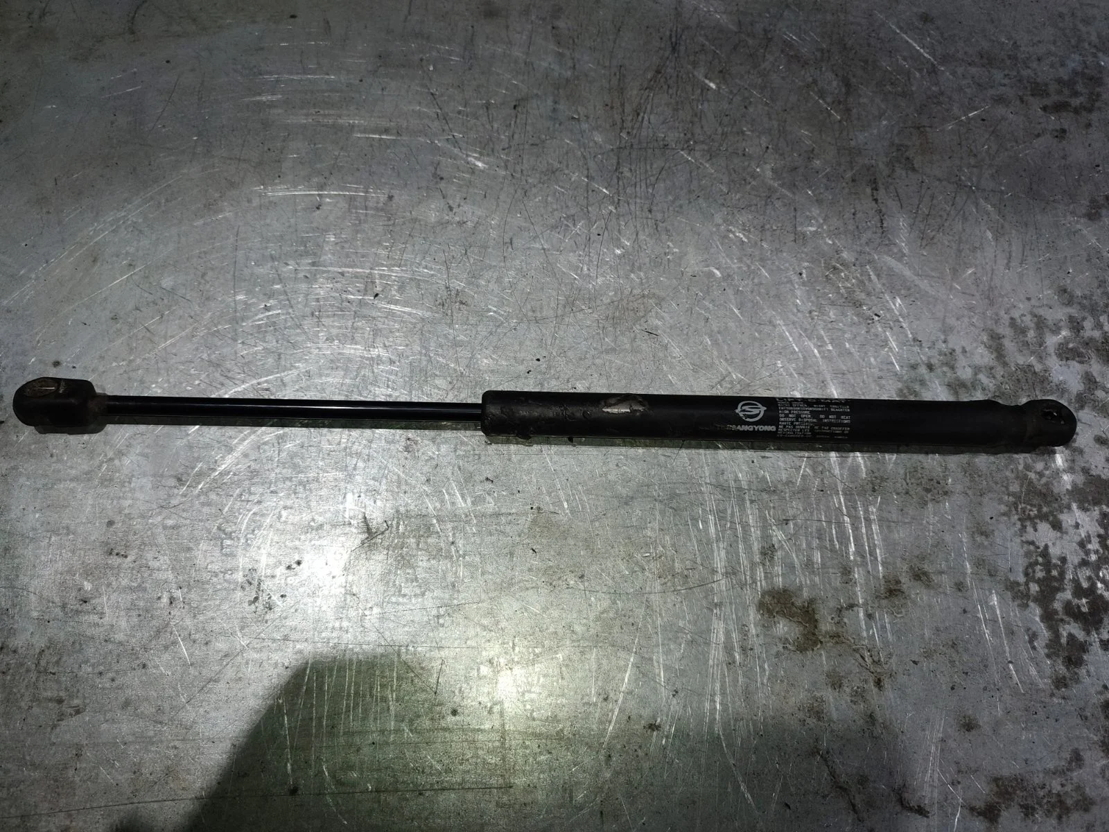 Амортизатор капота SsangYong Kyron 2009 D130