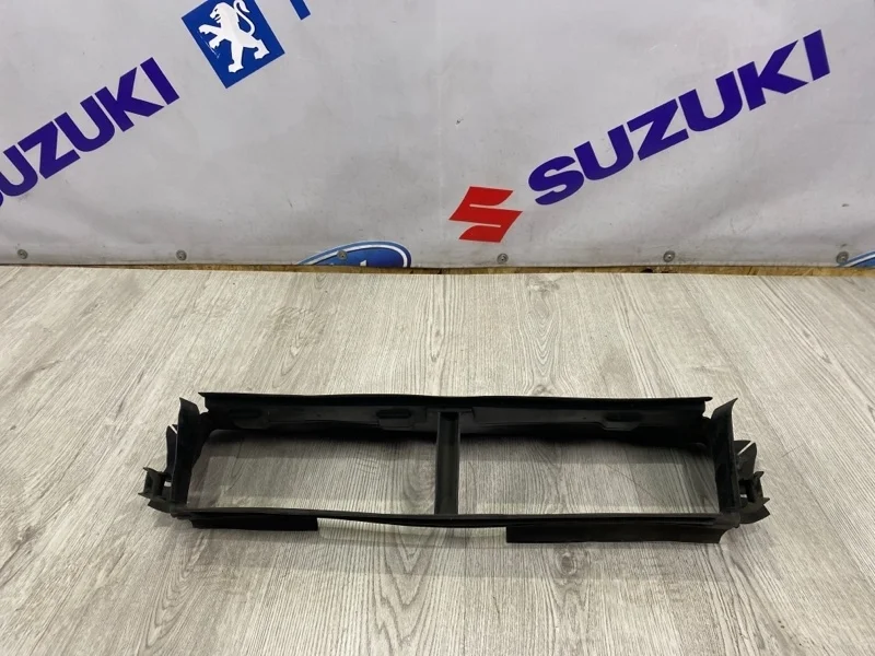 Дефлектор радиатора верхний FORD FOCUS 3 2012