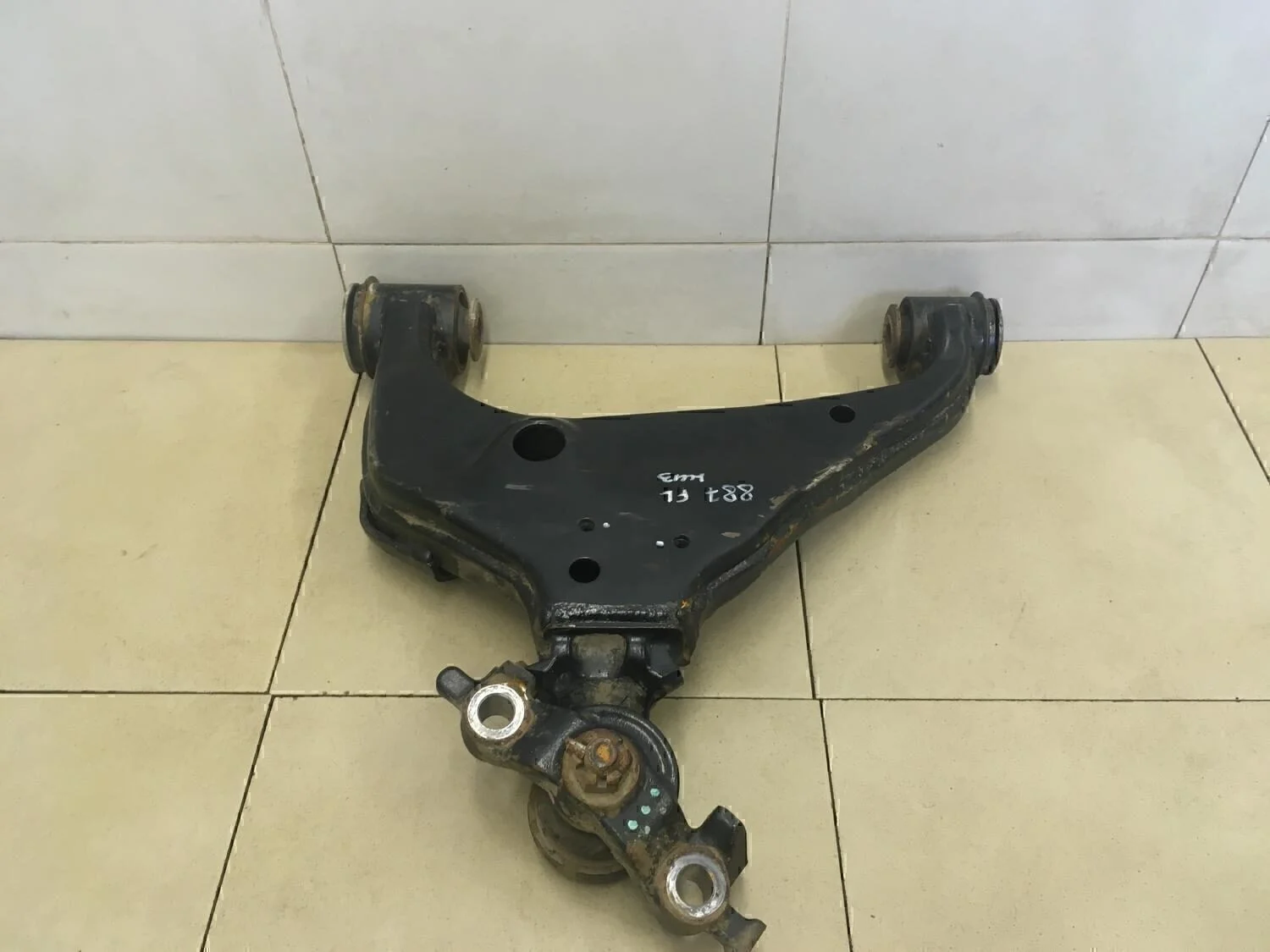 Рычаг передний нижний левый Hi Lux 2015>