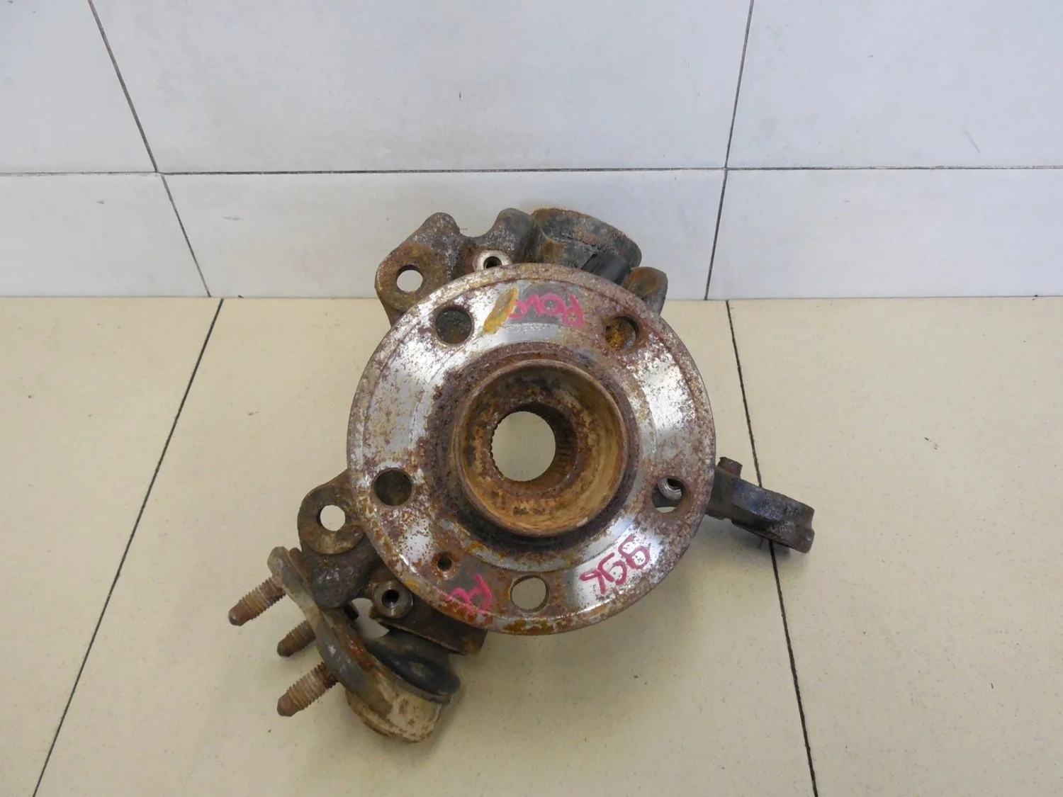 Кулак поворотный передний левый Fabia 1999-2006