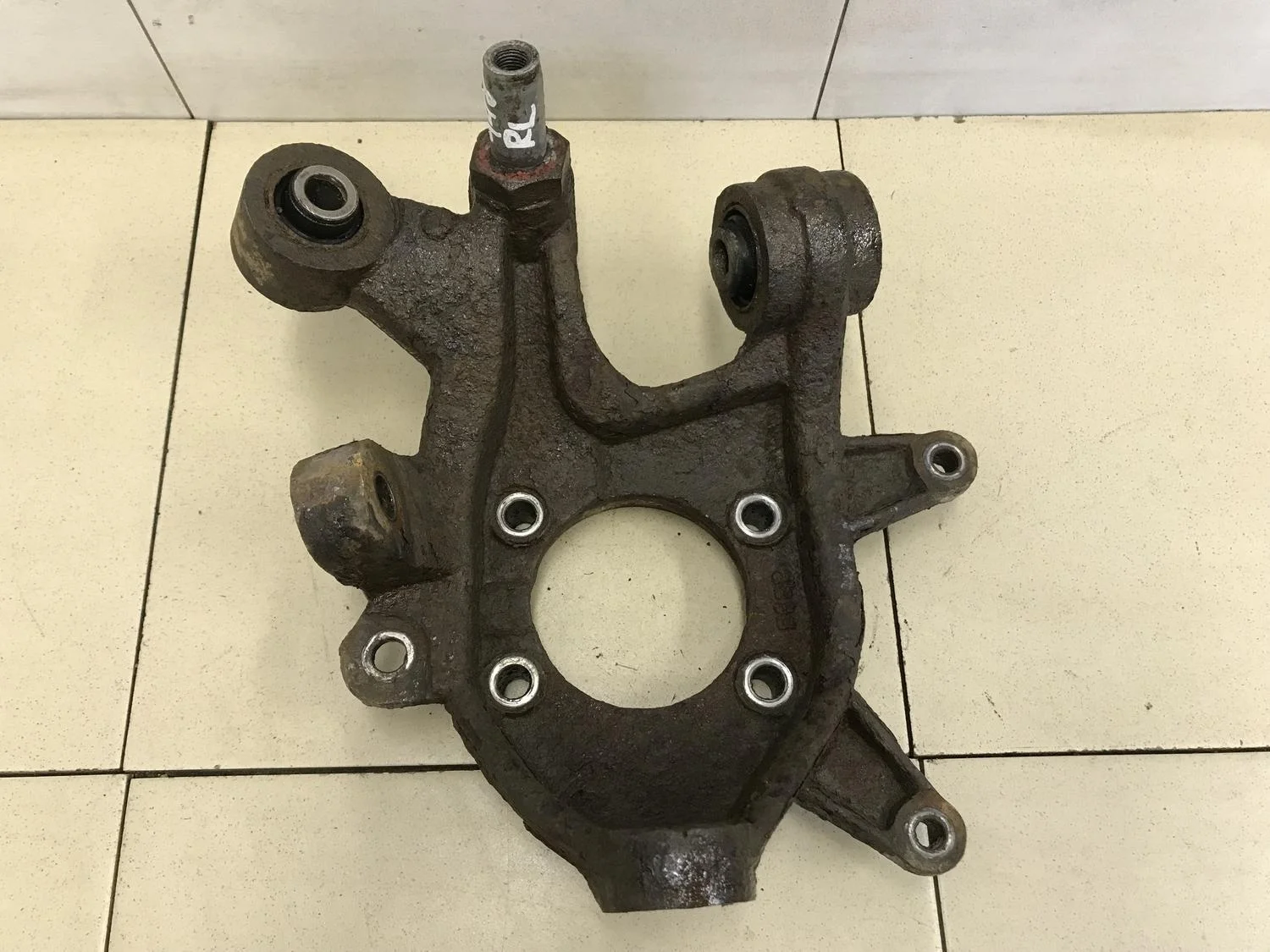 Кулак поворотный задний левый Mohave 2009>