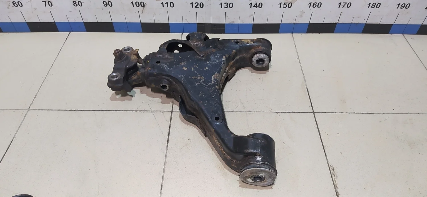 Рычаг передний нижний правый LX 570