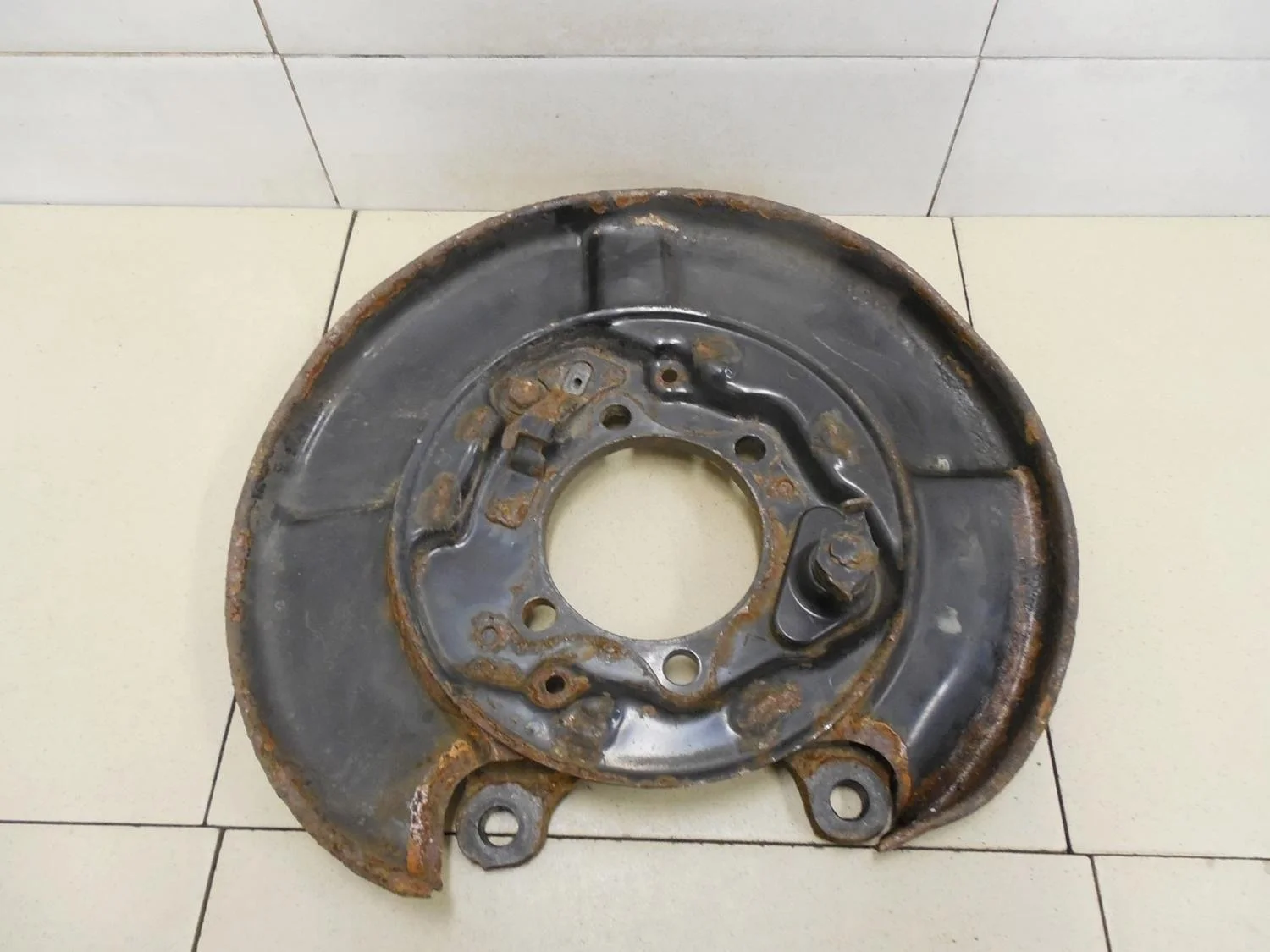 Щит опорный задний левый Juke (F15) 2011>