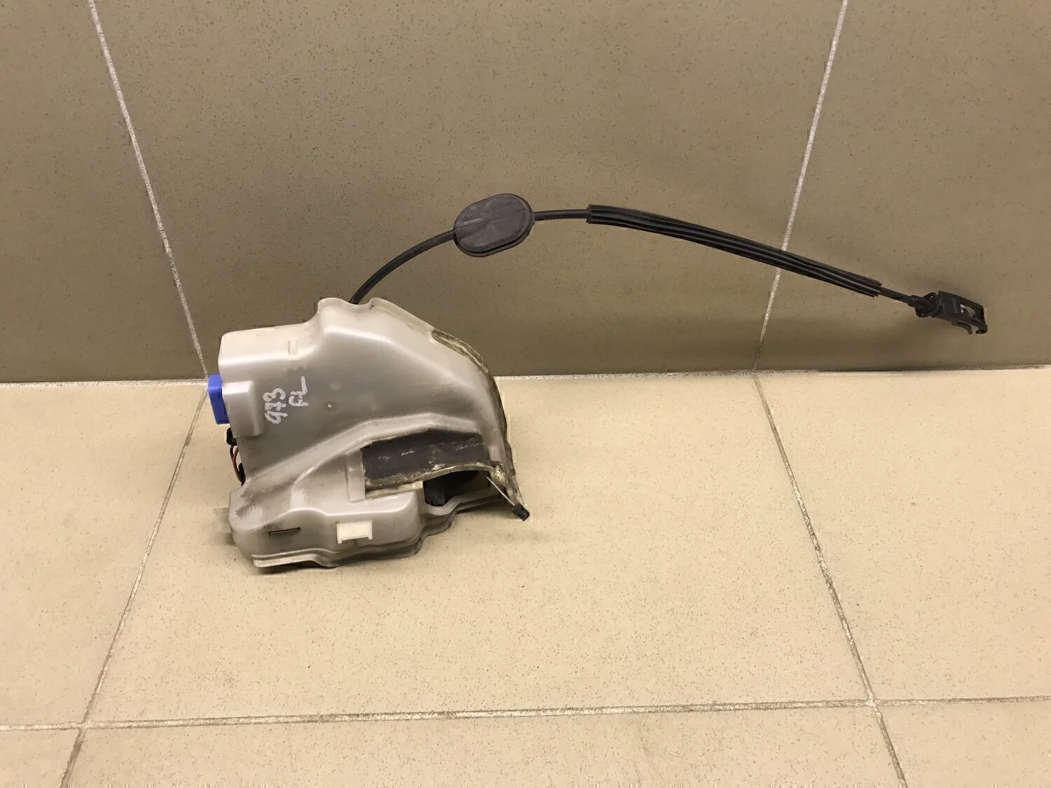 Замок двери передней левой Touareg 2002-2010