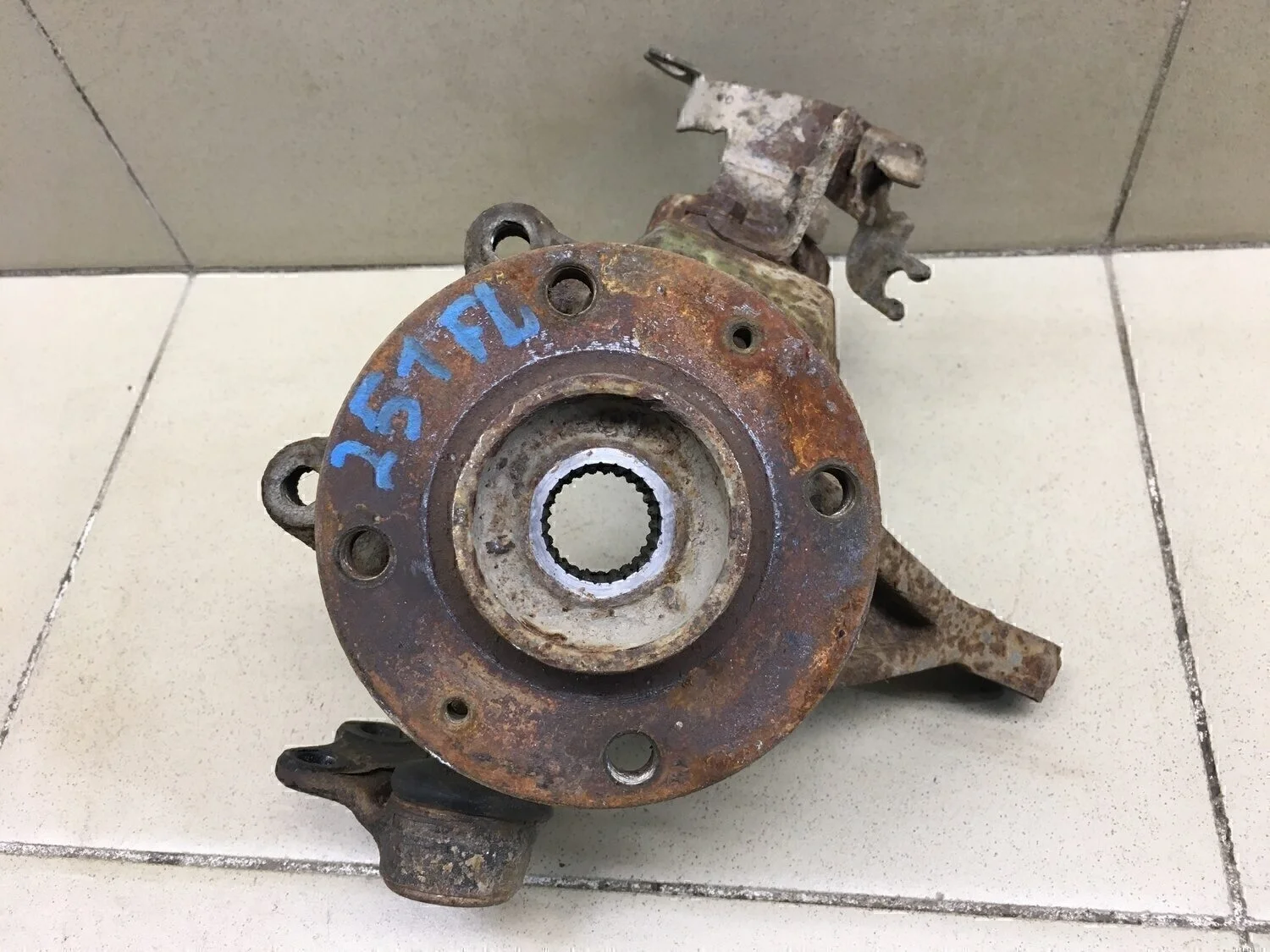 Кулак поворотный передний левый Berlingo (NEW) (B9) 2008>