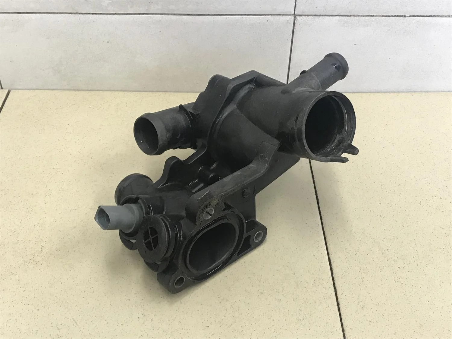 Корпус термостата Fabia 2007-2015