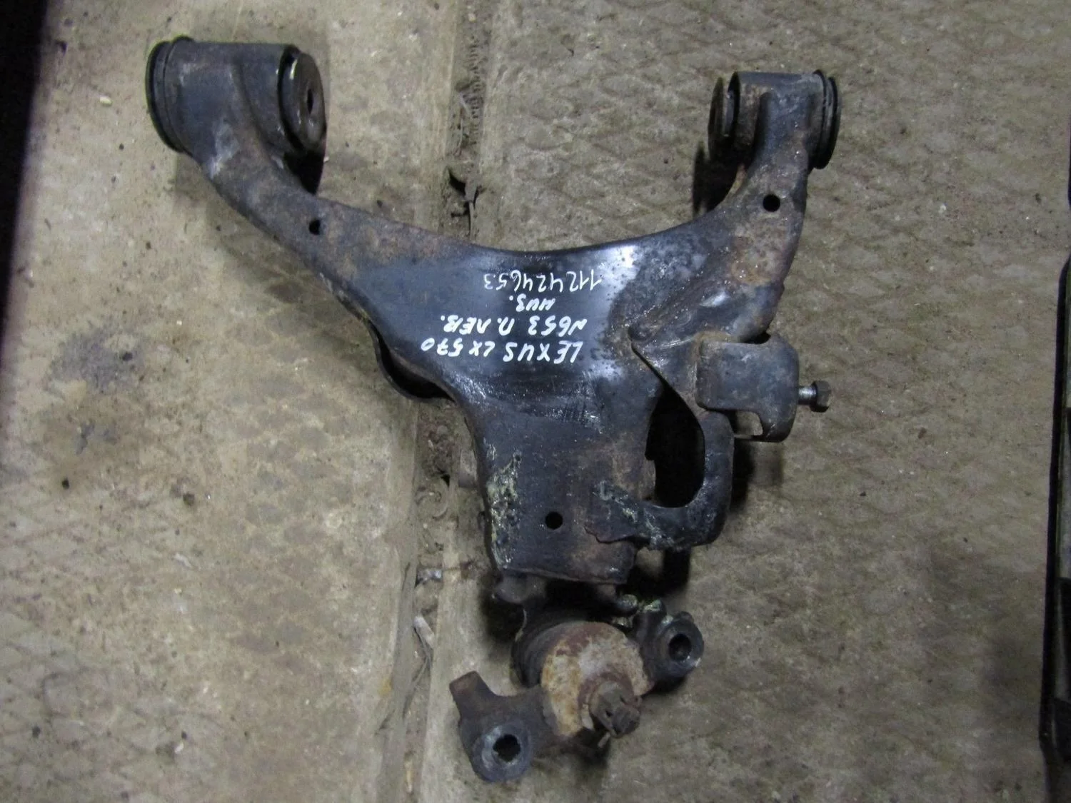 Рычаг передний нижний левый LX 570