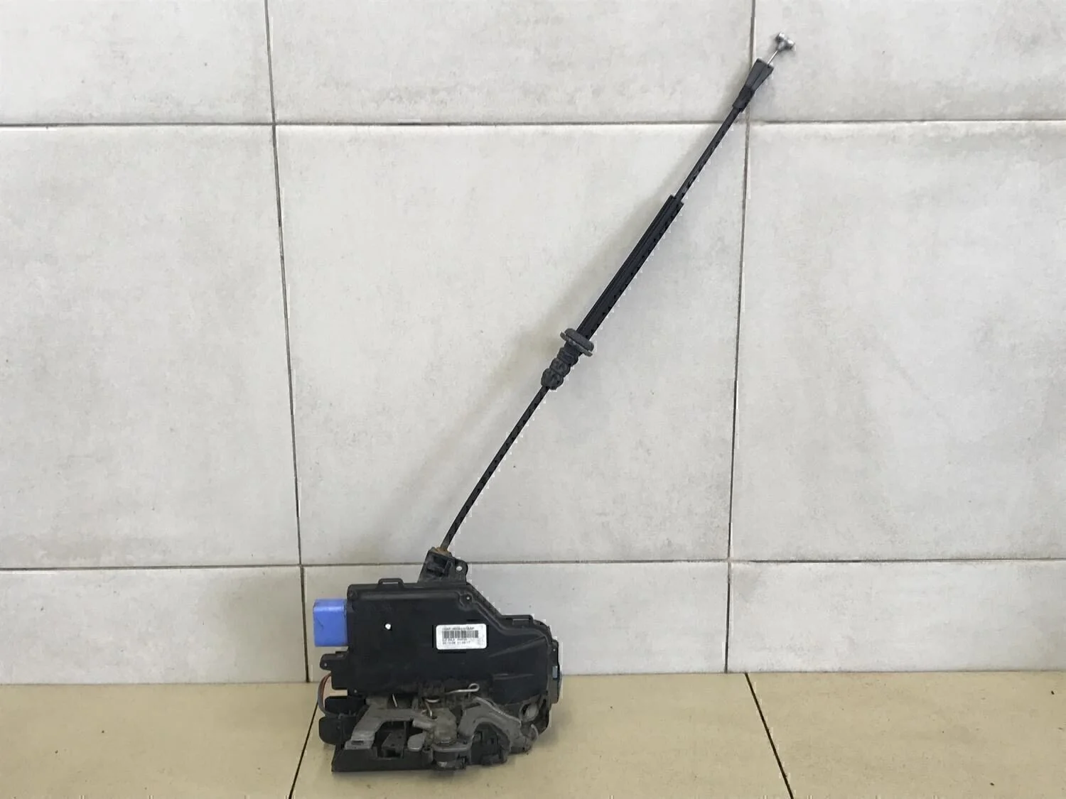 Замок двери передней левой Touareg 2002-2010