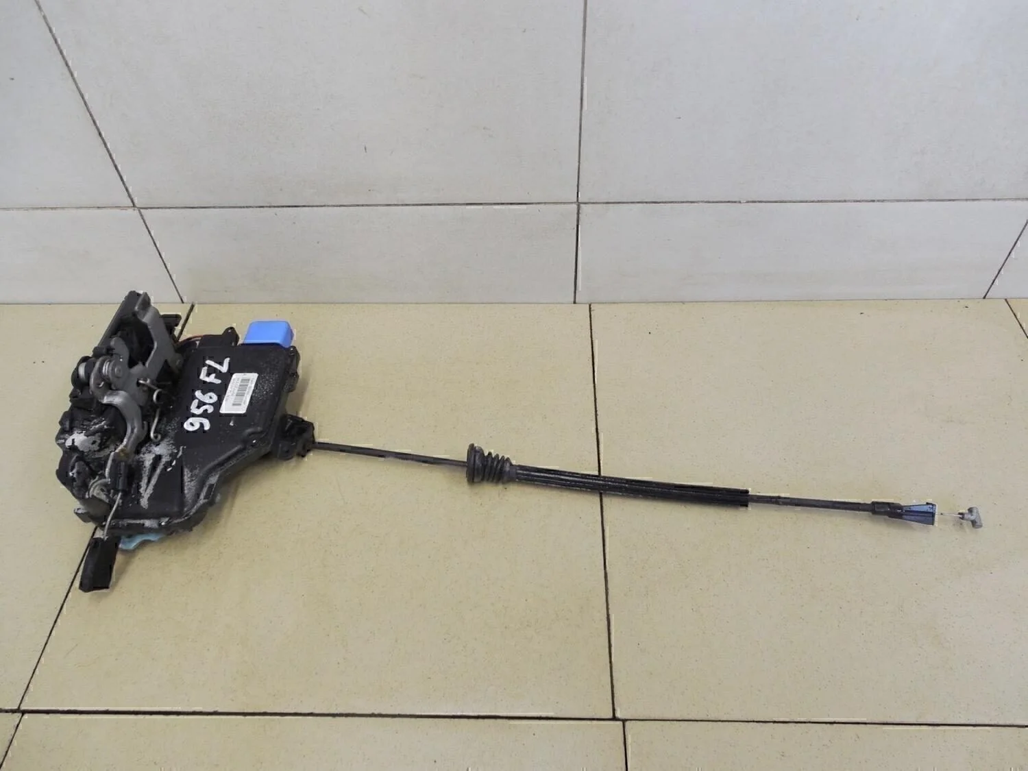 Замок двери передней левой Touareg 2002-2010