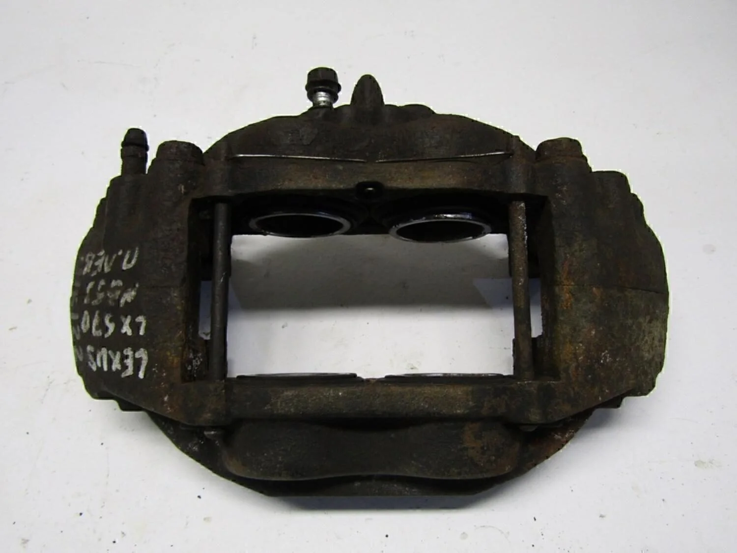 Суппорт передний левый LX 570