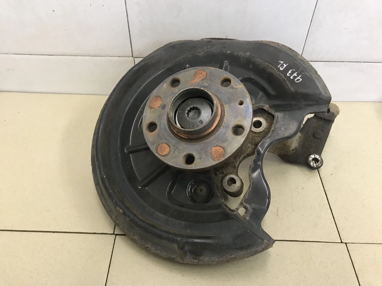 Кулак поворотный задний левый Touran 2003-2010