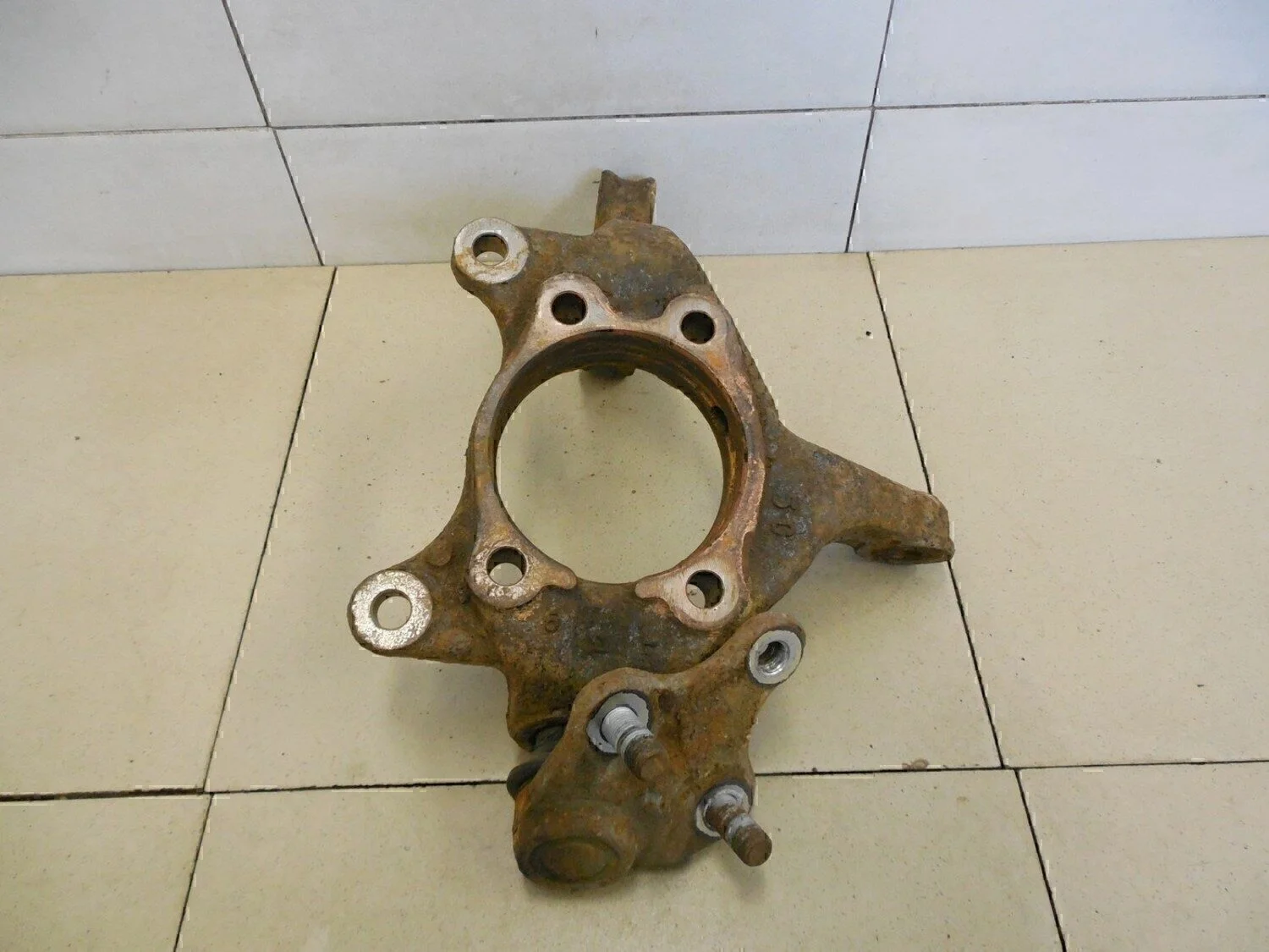 Кулак поворотный передний левый Corolla E15 2006-2013