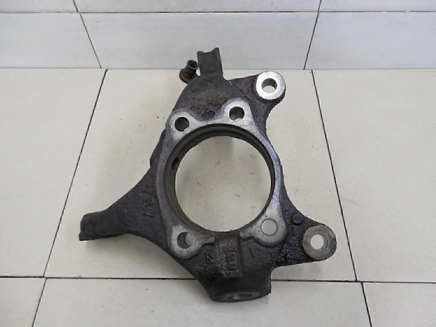 Кулак поворотный передний правый RAV 4 2006-2013