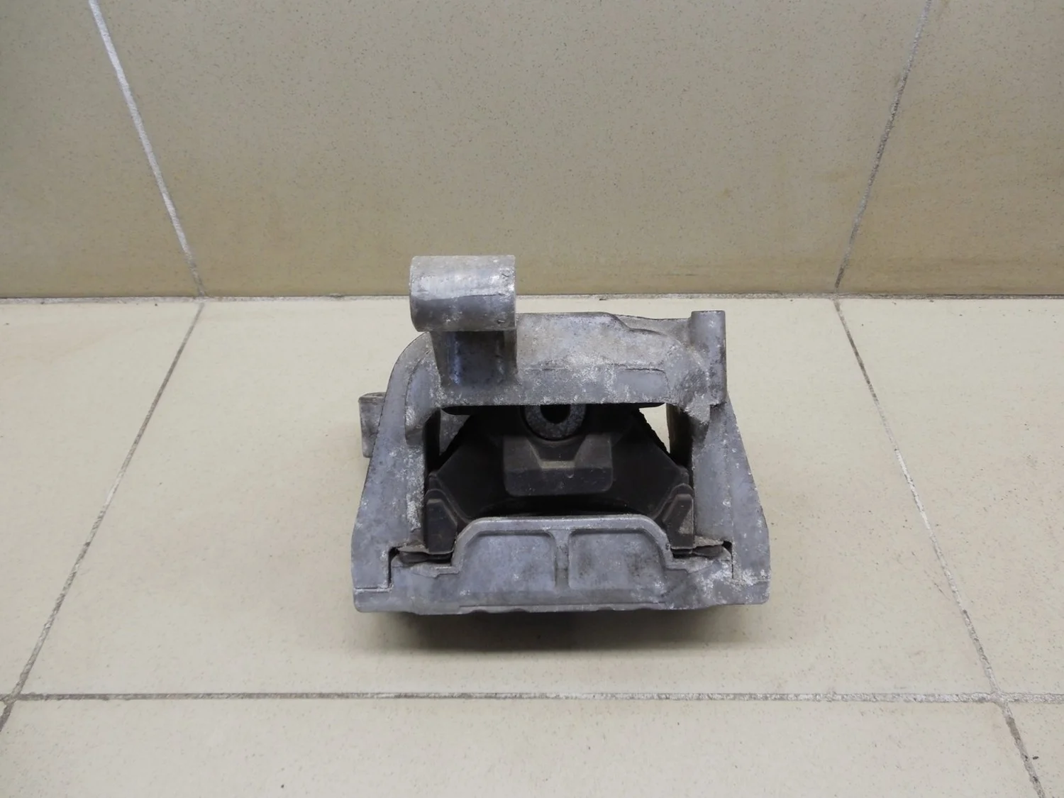 Опора двигателя правая Tiguan 2011-2016