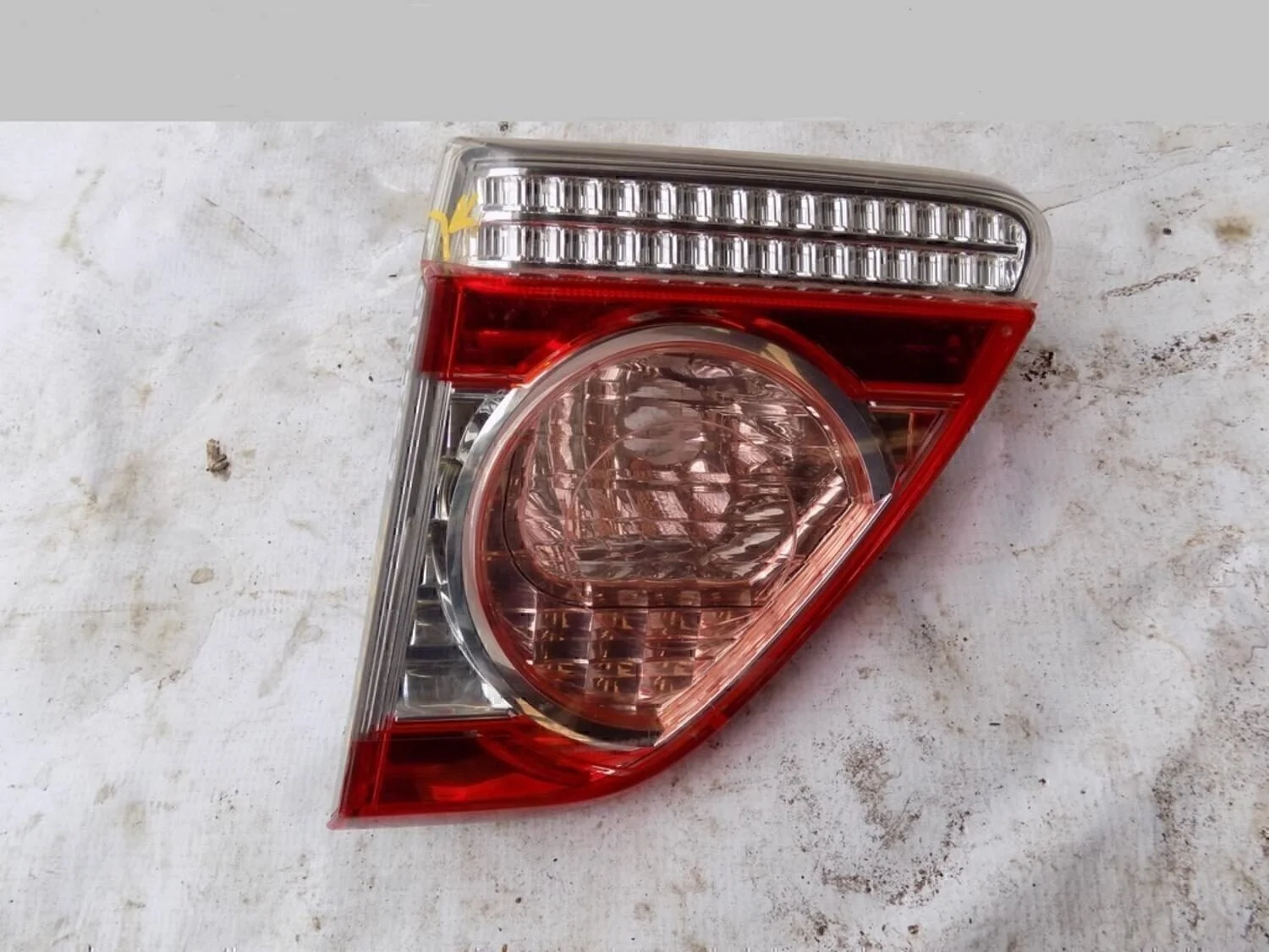 Фонарь задний внутренний правый Corolla E15 2006-2013
