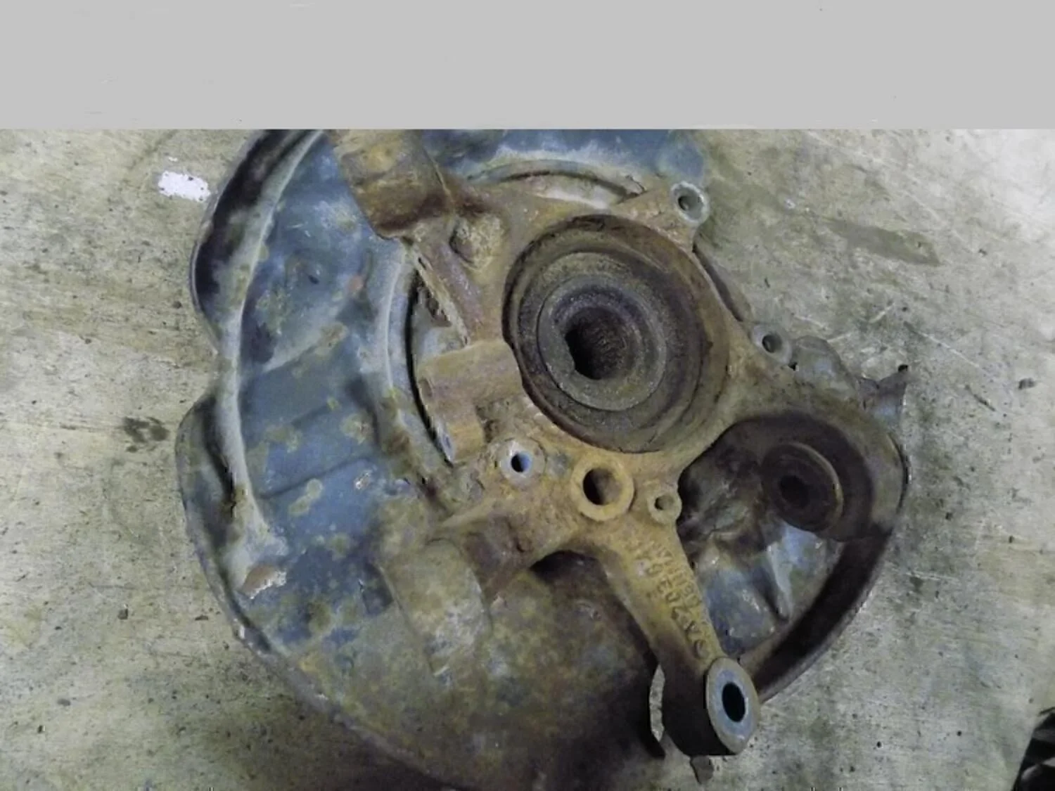 Кулак поворотный задний правый W203 2000-2006