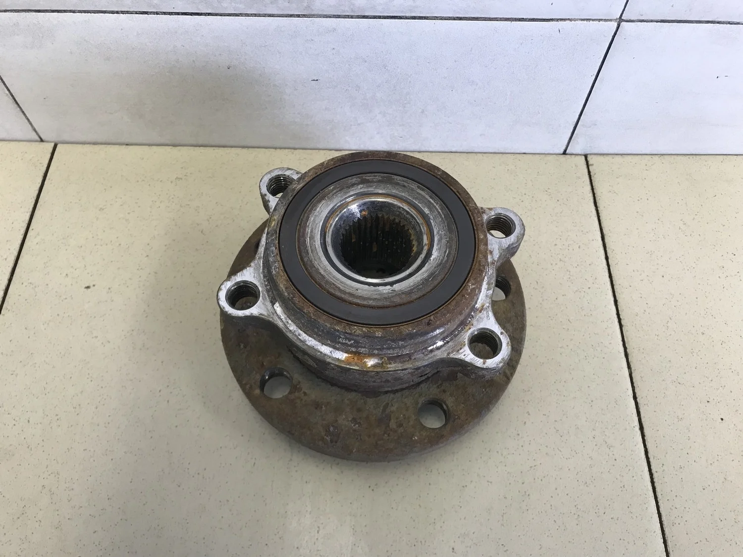 Ступица левая Passat [B6] 2005-2010