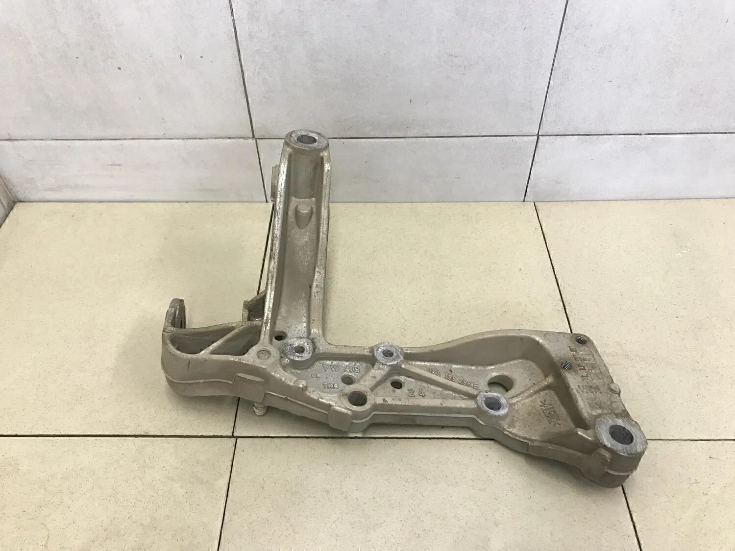 Кронштейн переднего рычага Touran 2003-2010