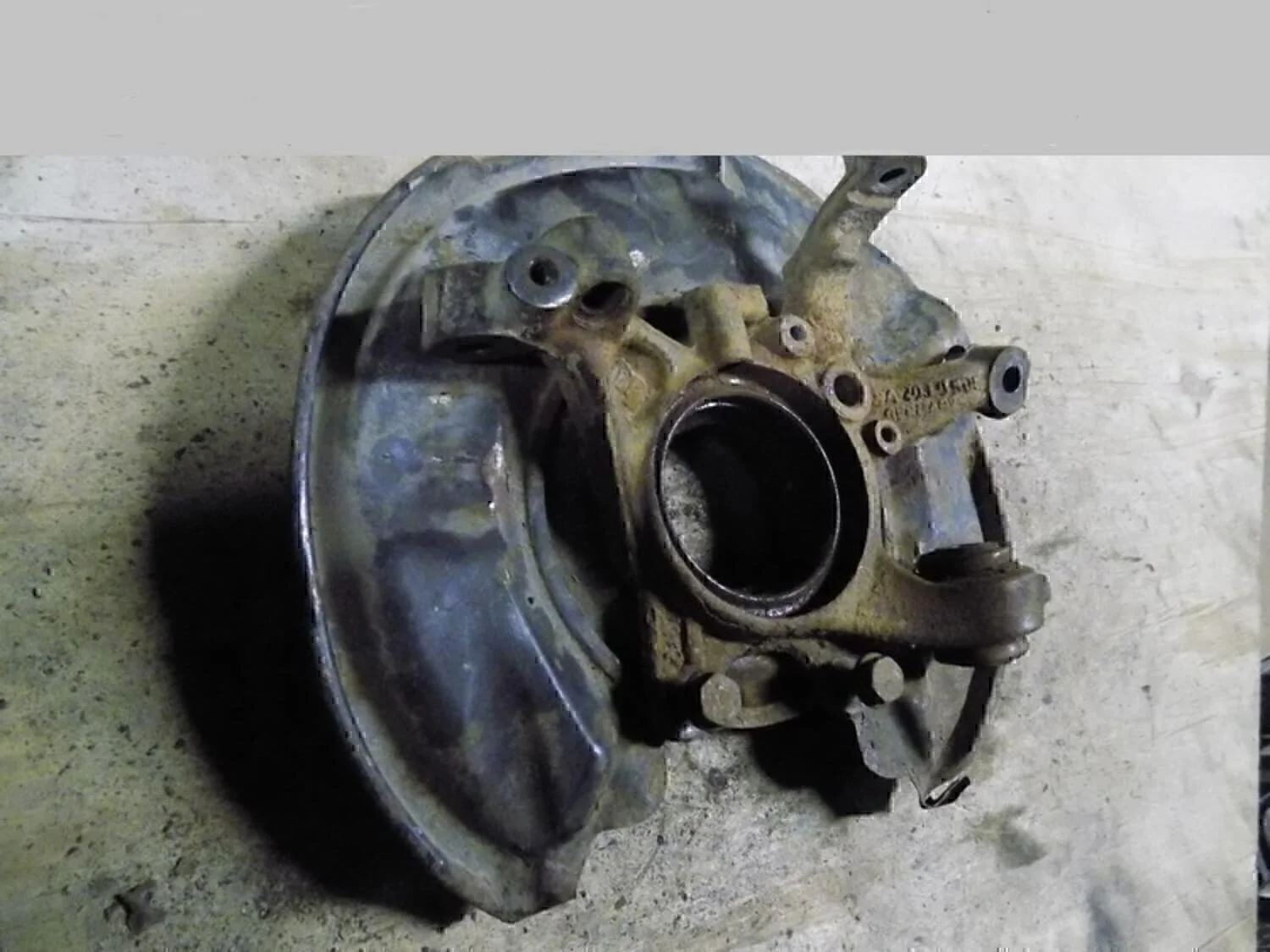 Кулак поворотный задний левый W203 2000-2006