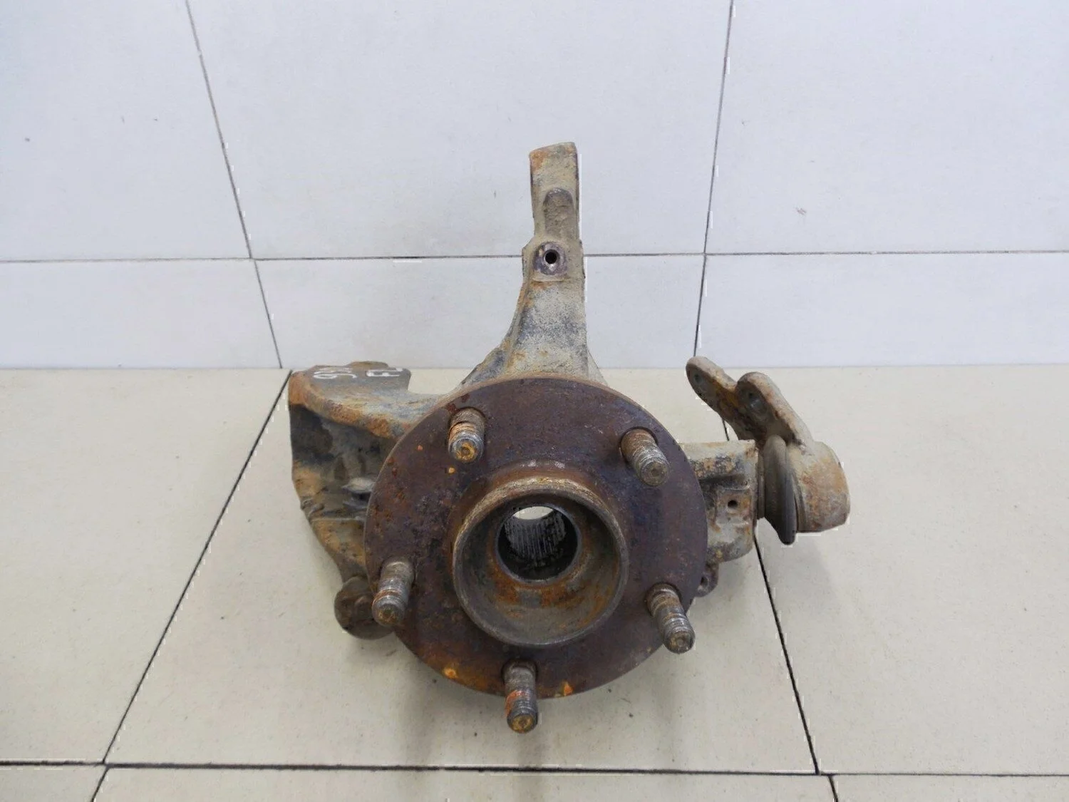 Кулак поворотный передний левый S40 2004-2012