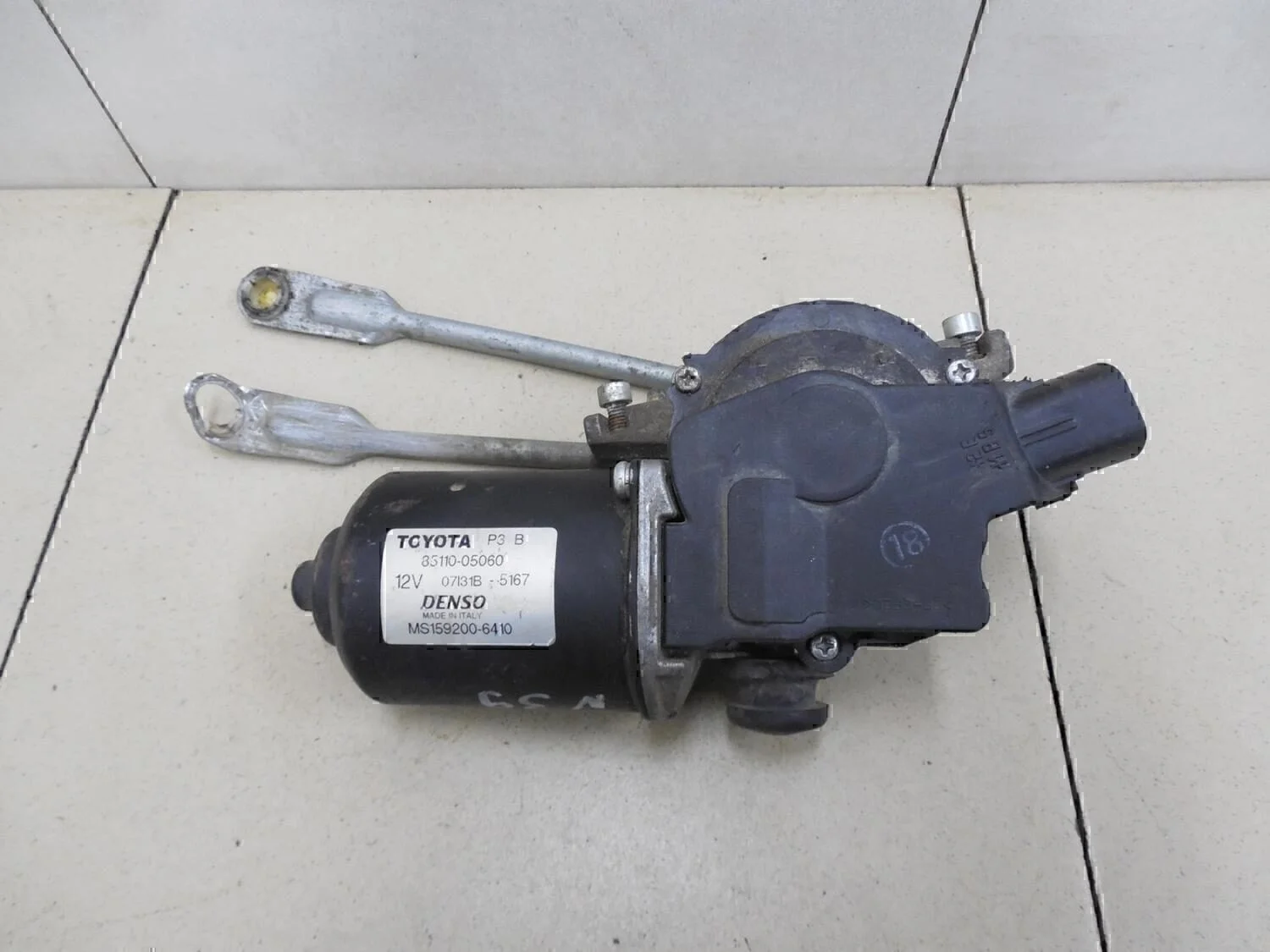 Моторчик стеклоочистителя передний Avensis II 2003-2008