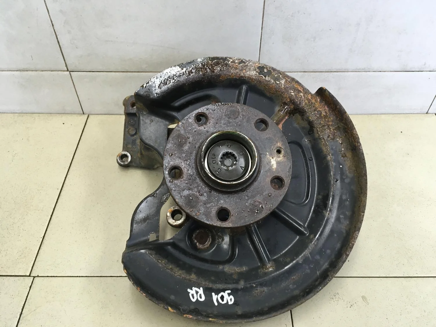 Кулак поворотный задний правый Touran 2003-2010