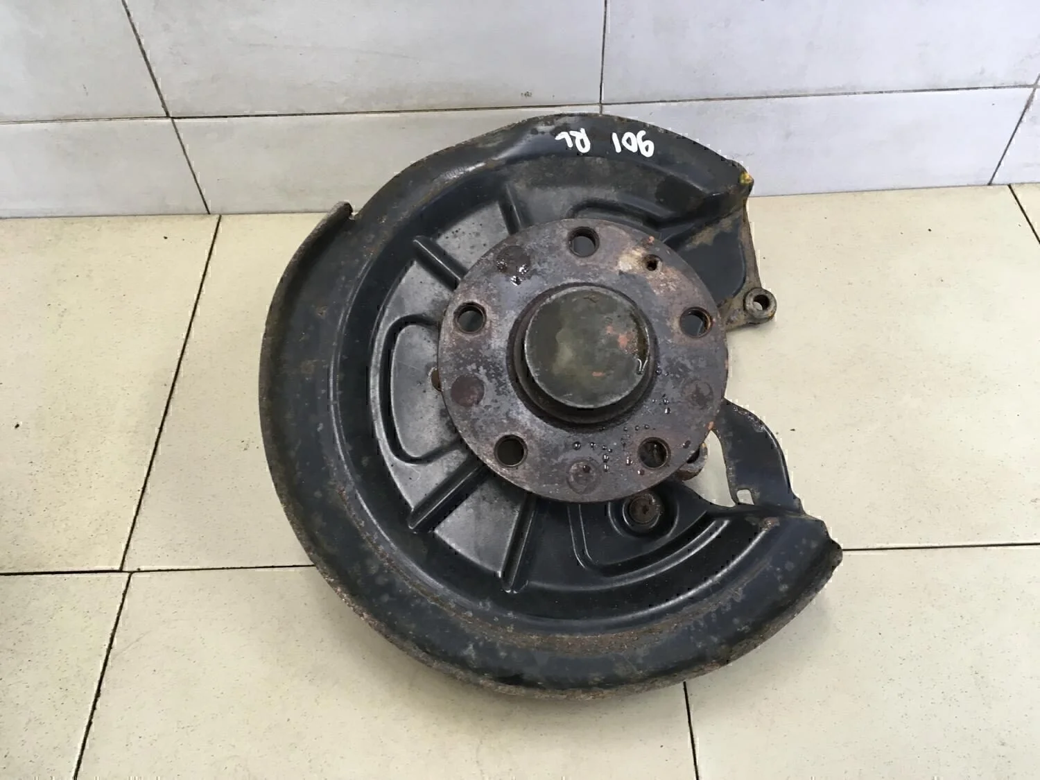 Кулак поворотный задний левый Touran 2003-2010