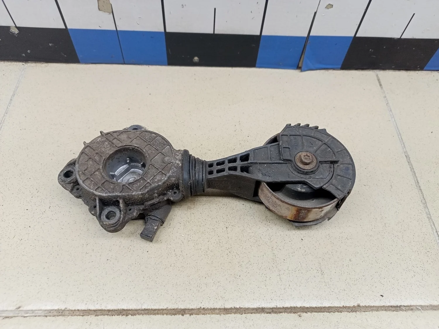 Ролик-натяжитель ручейкового ремня 207 2006-2013