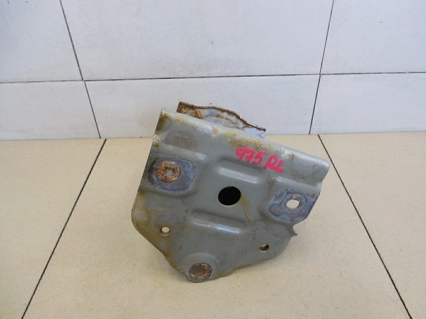 Кронштейн усилителя заднего бампера левый Corolla E15 2006-2013