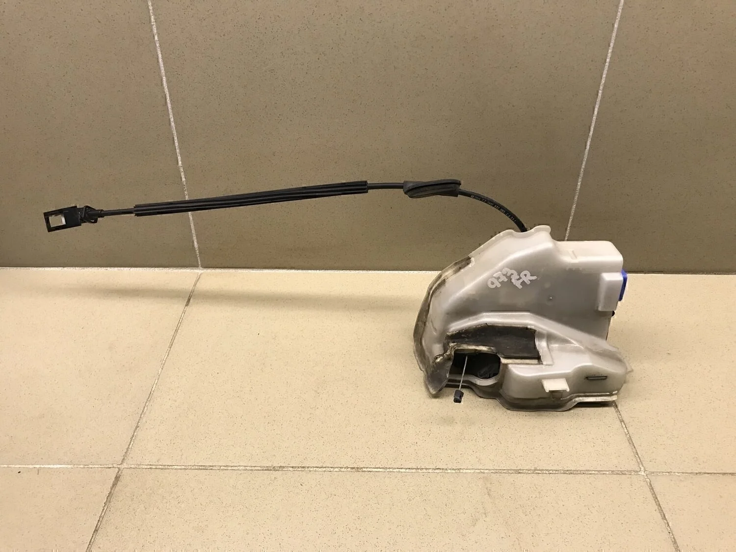 Замок двери передней правой Touareg 2002-2010