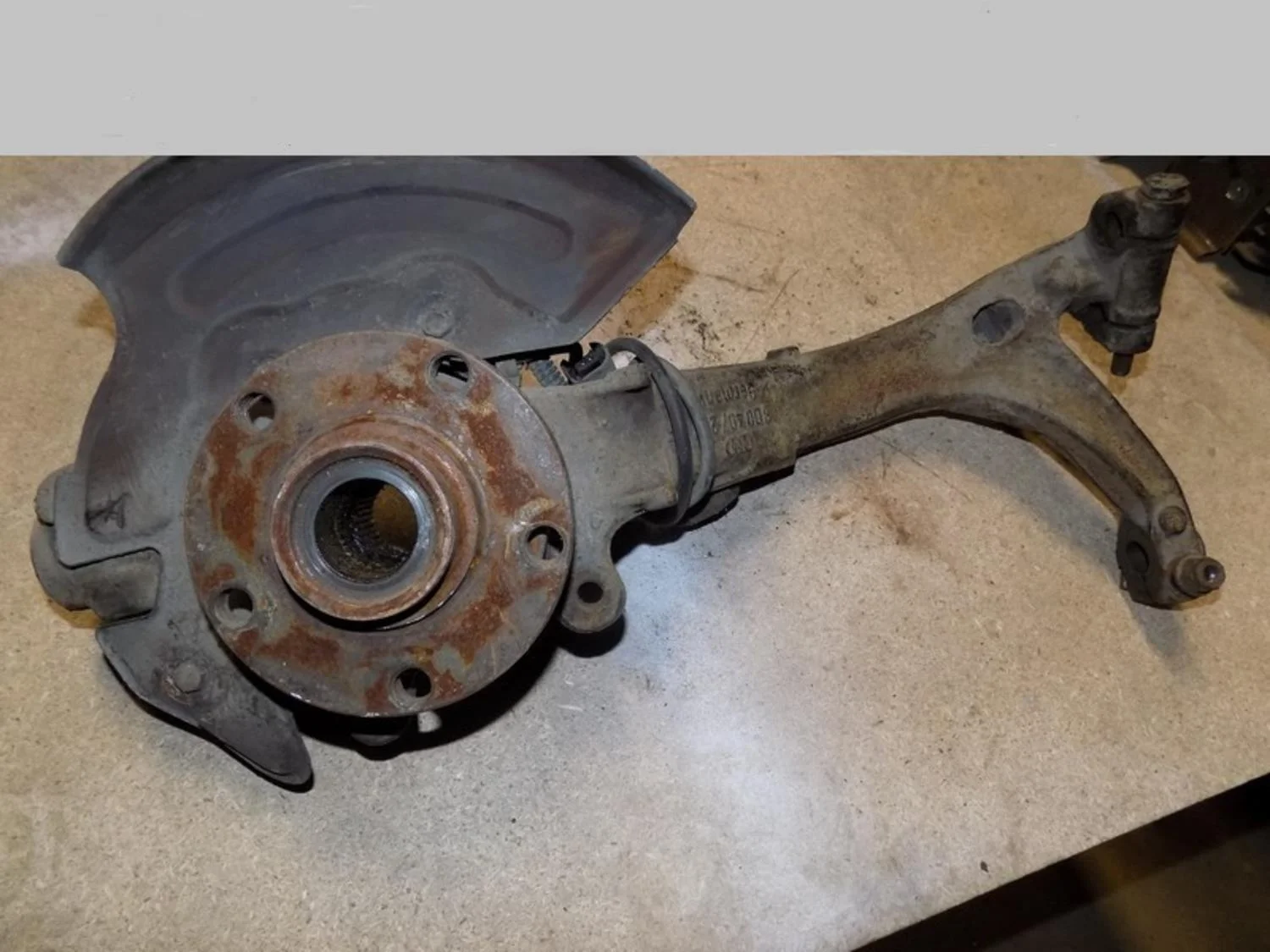 Кулак поворотный передний левый A4 [B5] 1994-2000