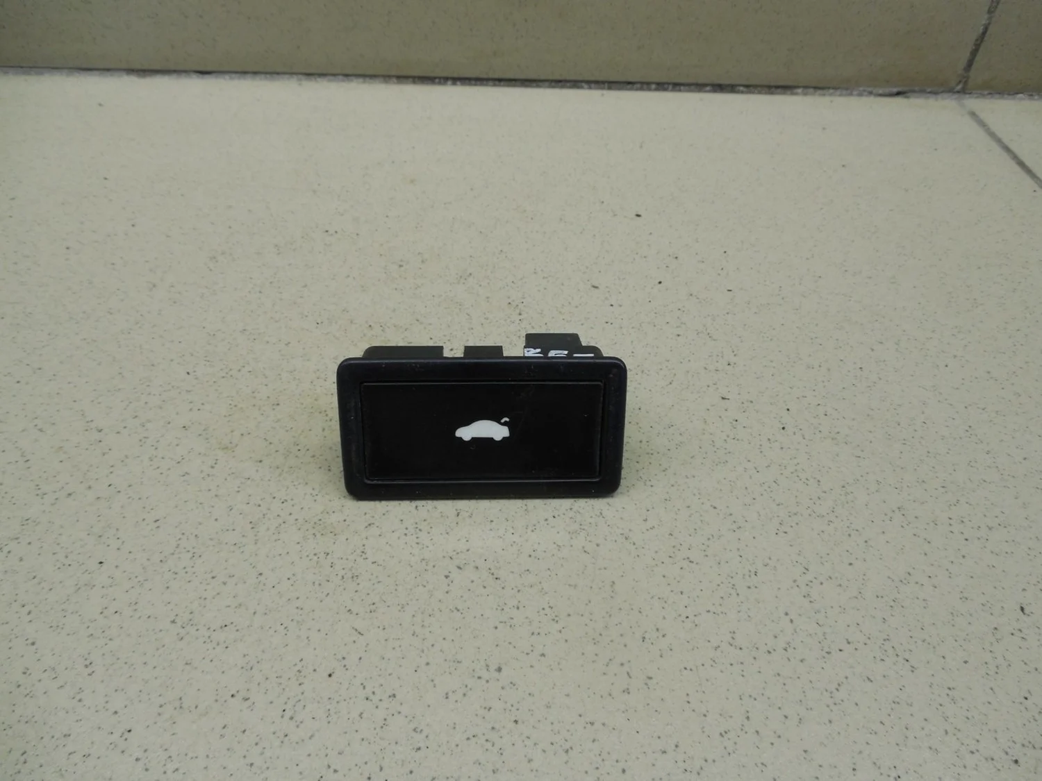 Кнопка открывания багажника Allroad quattro 2006-2012