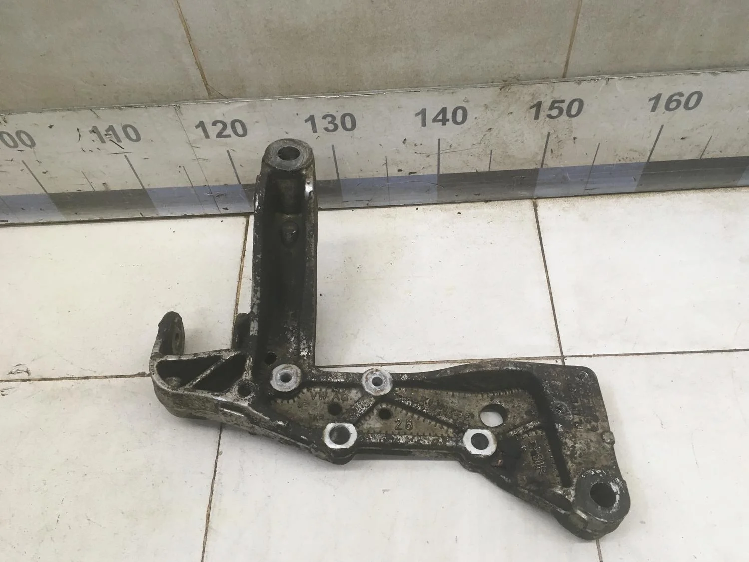 Кронштейн переднего рычага Touran 2003-2010