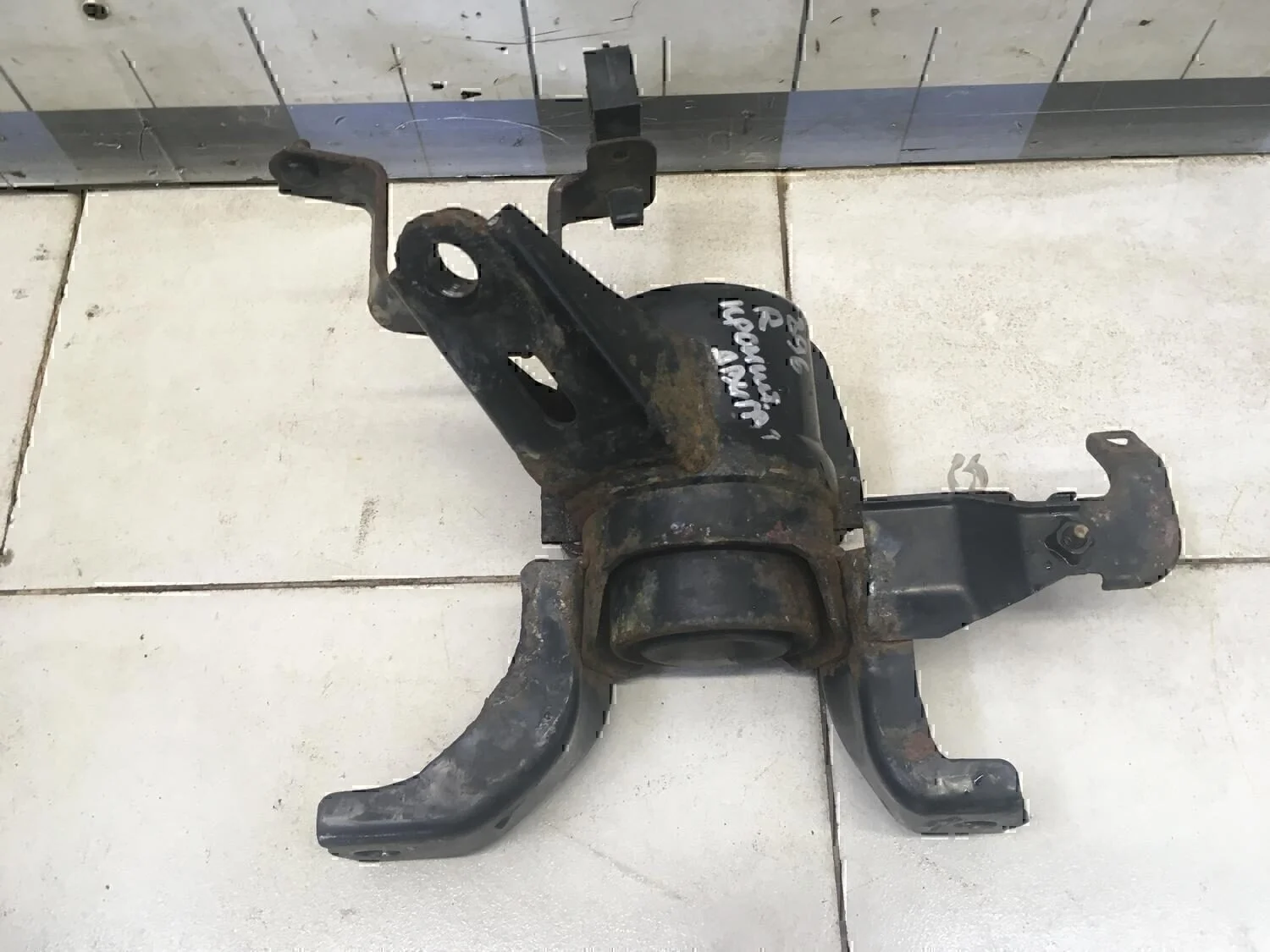 Опора двигателя правая Corolla E15 2006-2013