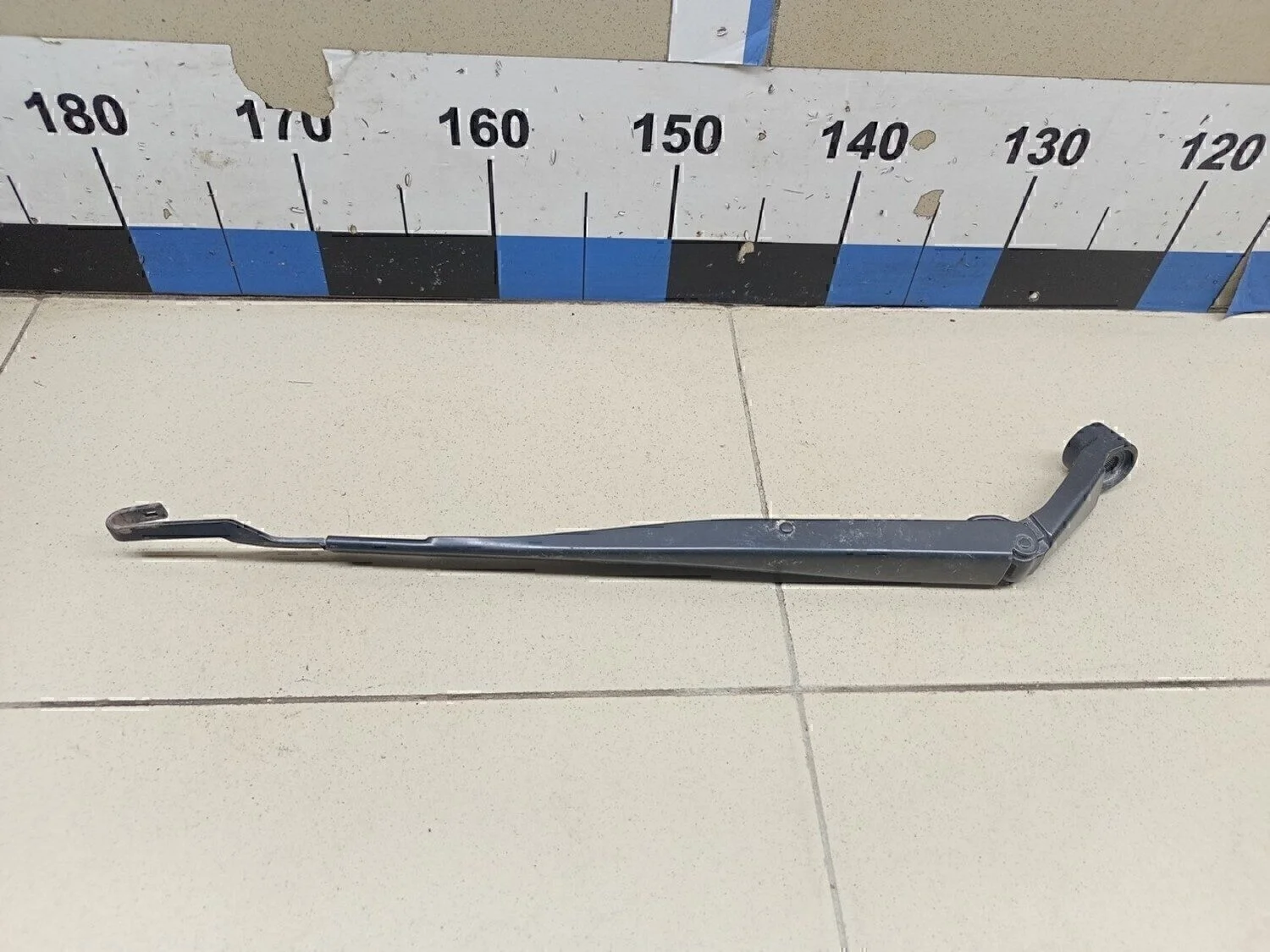 Поводок стеклоочистителя передний левый LX 570