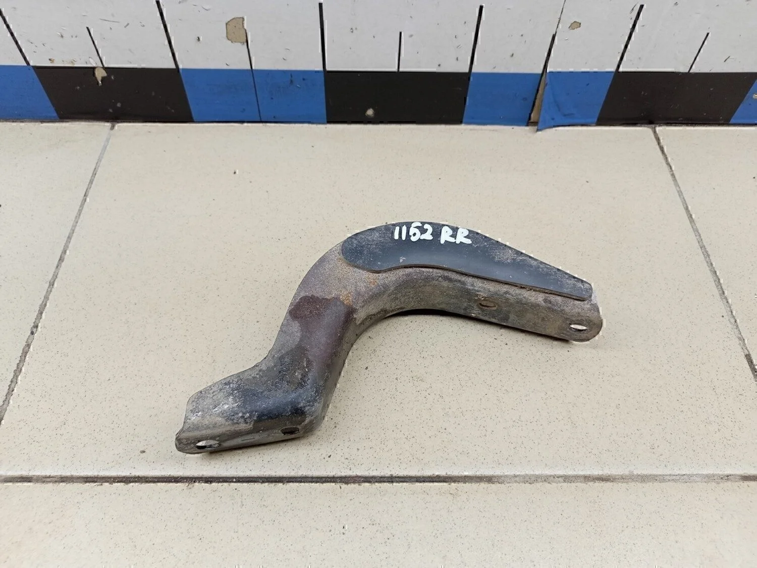 Кронштейн подножки LX 570