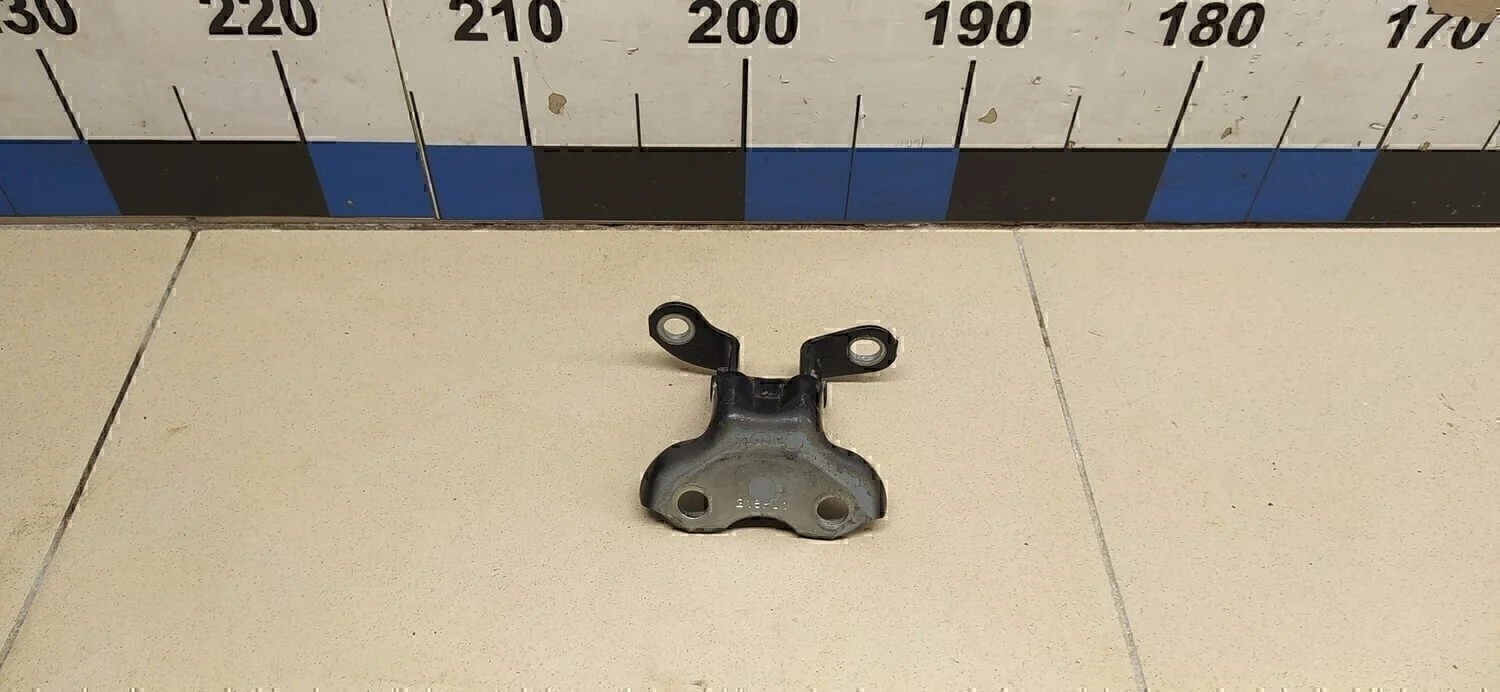 Петля двери задней правой верхняя LX 570